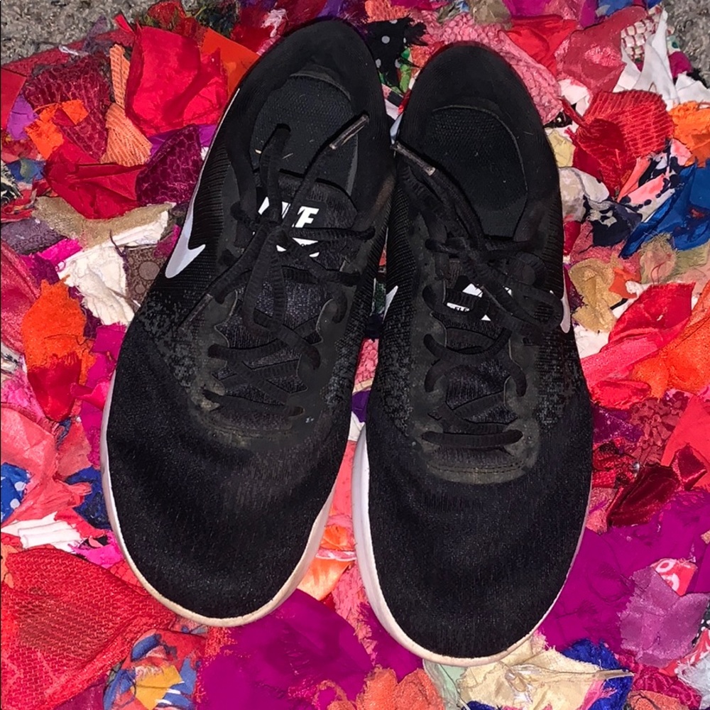Black nike shoes